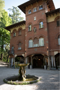 Facciata della villa storica con fontana